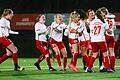 Die Spielerinnen der Würzburger Kickers jubeln über ihr zweites Tor gegen den SC Dortelweil. Die Kickers-Frauen haben ihr Heimspiel gegen die Fußballerinnen aus dem Wetteraukreis gewonnen.