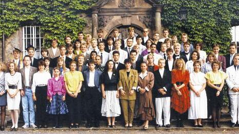 Die Klasse von 1989: Tschüss Schule! Die Ruhe vor dem großen Aufbruch ins Leben – und unsere Autorin im roten Kleid. Die Klasse von 1989: Tschüss Schule! Die Ruhe vor dem großen Aufbruch ins Leben – und unsere Autorin im roten Kleid.