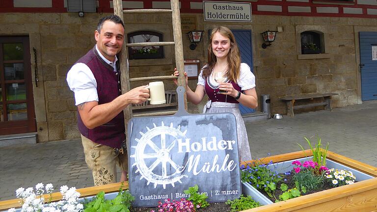 Tobias Wendler und Franziska Grimm setzen die lange Tradition der Holdermühle fort.