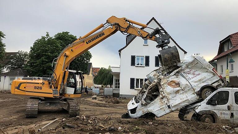 Grabfelder Helfer im Einsatz in Ahrweiler. Das Bild zeigt Jens Toennieshen, der gerade ein Schrottauto verlädt. Grabfelder Helfer im Einsatz in Ahrweiler. Das Bild zeigt Jens Toennieshen, der gerade ein Schrottauto verlädt.