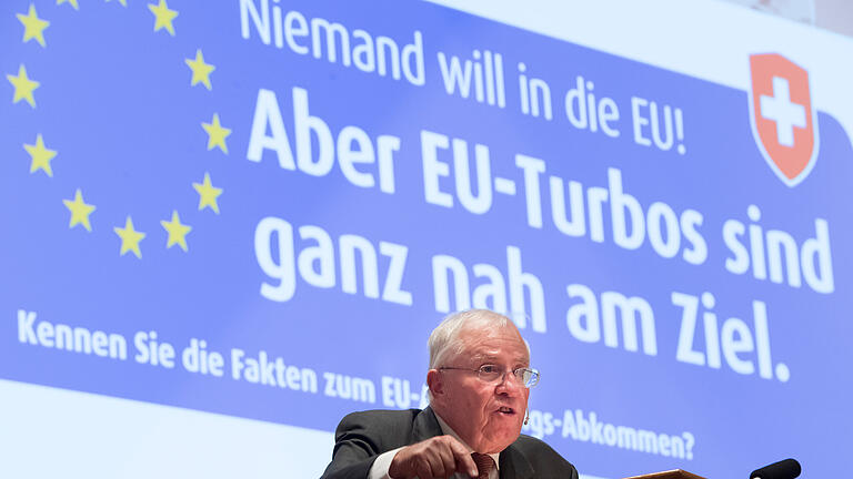 Anthony Anex, dpa.jpg       -  Milliardär Christoph Blocher gibt den Ton in der SVP an. Sie hat ihre starke Position bei den Wahlen ausgebaut.