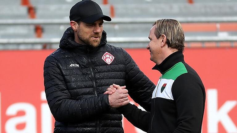 Auf ein spannendes Derby: diesen Handschlag gaben sich Kickers Trainer Marco Wildersinn (links) und FC-05-Coach Marc Reitmaier vor dem Aufeinandertreffen beider Mannschaften im März 2023.