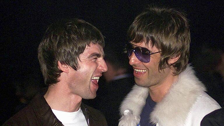 Noel und Liam Gallagher       -  Nach der riesigen Nachfrage auf eine Reihe von Konzerten im kommenden Jahr  kündigte Oasis zwei Zusatztermine im Londoner Wembley-Stadion an. (Archivbild)