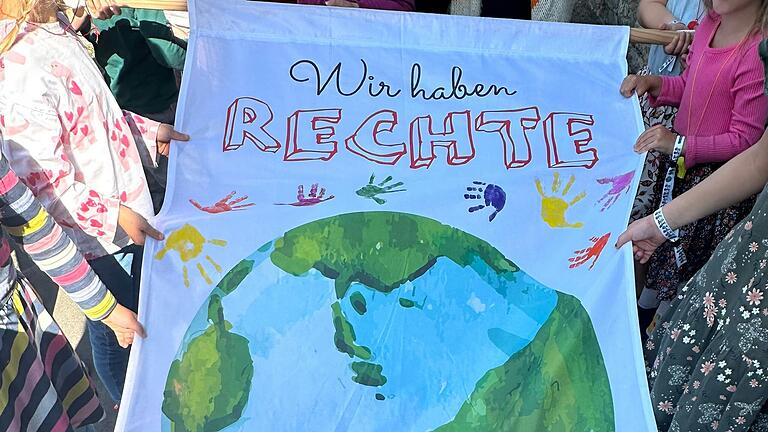 Die gehisste Fahne soll die Wichtigkeit der Rechte für Kinder betonen.