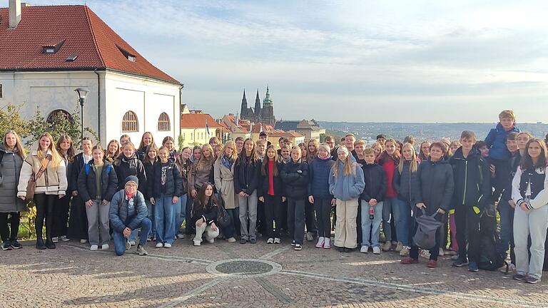 Die tschechisch-deutsche Austauschgruppe vor dem Panorama der Stadt Prag.