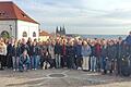 Die tschechisch-deutsche Austauschgruppe vor dem Panorama der Stadt Prag.