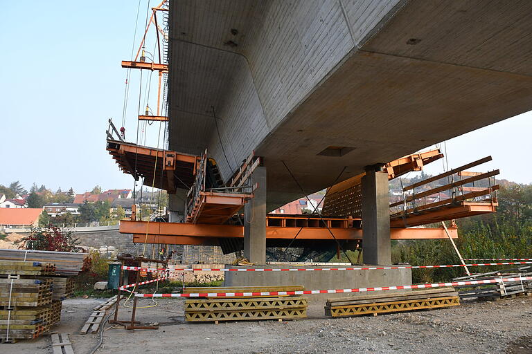 Die Schalung an der Neuen Mainbrücke kann in den nächsten Tagen abmontiert werden.&nbsp;