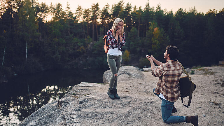 Couple of tourists on nature.       -  Der klassische Heiratsantrag ist besonders bei deutschen Pärchen sehr beliebt.