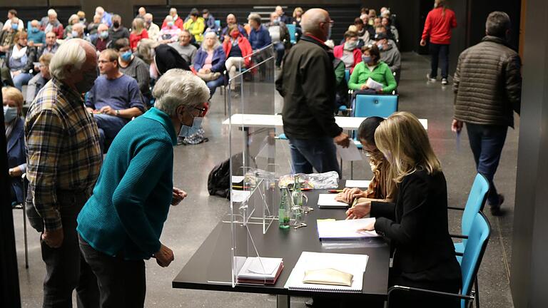 Ortssprecherwahl unter Corona-Bedingungen: Nur mit Schutzmaske und nach Prüfung des Eintrags im Wählerverzeichnis hinter der Plexiglaswand durften die in der Stadthalle anwesenden Rodenbacher zum Abstimmen.