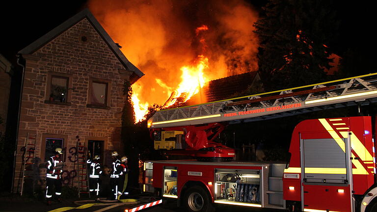 Beim Brand eines Dreiseithofs mitten in Falkenstein waren das Wohnhaus (rechts) und die Nebengebäude in Flammen aufgegangen. Nur das kleine Austragshäuschen auf der linken Seite blieb verschont.