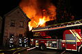 Beim Brand eines Dreiseithofs mitten in Falkenstein waren das Wohnhaus (rechts) und die Nebengebäude in Flammen aufgegangen. Nur das kleine Austragshäuschen auf der linken Seite blieb verschont.