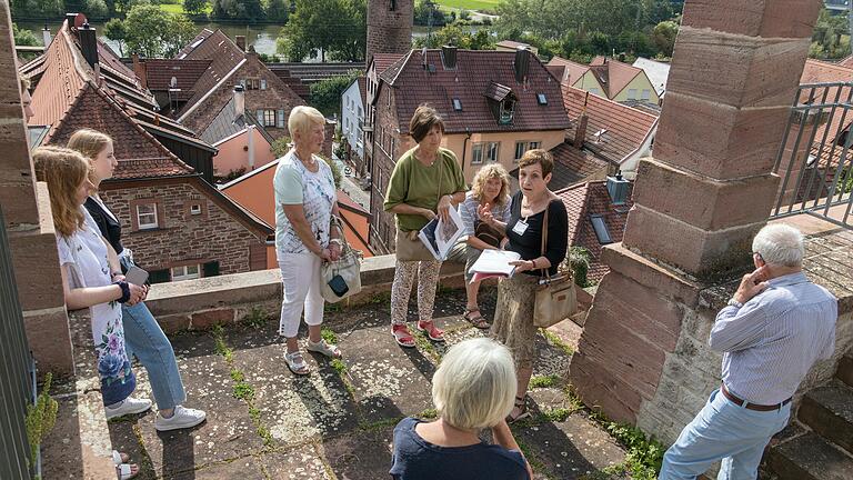 Hoch über den Dächern der Gemündener Altstadt führte Lotte Bayer ihre Gäste durch den Ronkarzgarten. Hoch über den Dächern der Gemündener Altstadt führte Lotte Bayer ihre Gäste durch den Ronkarzgarten.