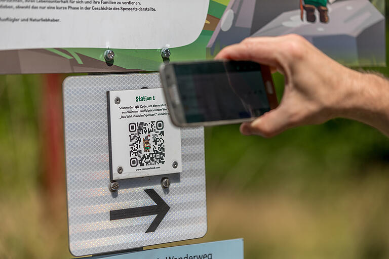 Um sich die&nbsp; Geschichte vom Räuberhauptmann Günther Köstler anhören zu können, benötigt man ein Smartphone mit einem QR-Code-Scanner und eine Internetverbindung.