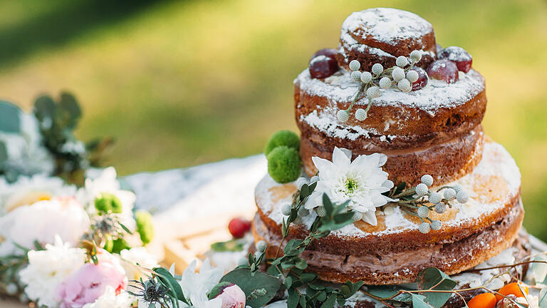 Chocolate cake on table with flowers, free space       -  Ein klassischer Schoko-Kuchen passt perfekt in den Herbst - festlich dekoriert mit Blumen ein absoluter Hingucker.