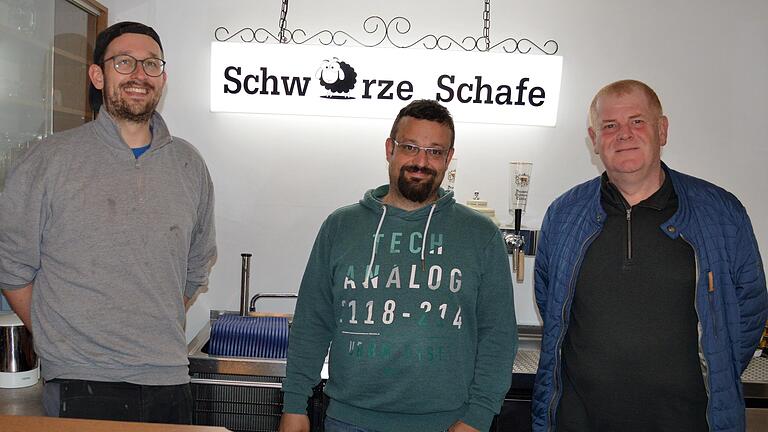 Drei von insgesamt rund 50 'Schwarzen Schafen' in Herbstadt: Schriftführer Karsten Büttner (von links) und die beiden Vereinsvorsitzenden Tobias Rauch und Jürgen Ankenbrand. Es fehlt Kassier Dominik Neumann. Der Verein hatte es sich zum Ziel gesetzt, im Ortskern wieder eine Einkehrmöglichkeit zu schaffen, was mittlerweile auch gut gelungen ist. Drei von insgesamt rund 50 'Schwarzen Schafen' in Herbstadt: Schriftführer Karsten Büttner (von links) und die beiden Vereinsvorsitzenden Tobias Rauch und Jürgen Ankenbrand. Es fehlt Kassier Dominik Neumann. Der Verein hatte es sich zum Ziel gesetzt, im Ortskern wieder eine Einkehrmöglichkeit zu schaffen, was mittlerweile auch gut gelungen ist.