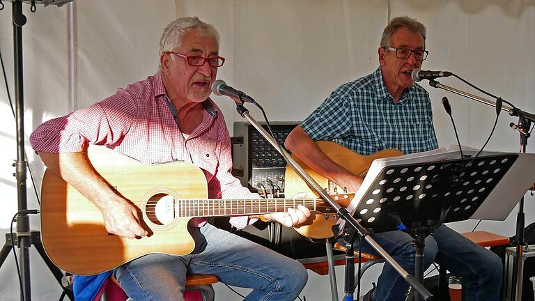 Manfred Göb (links) und Walter Knorz bei ihrem Sommerkonzert in Gramschatz.