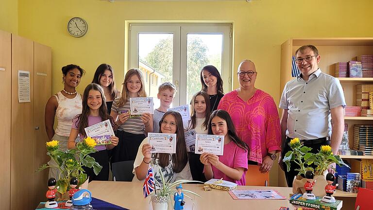 Auf dem Bild von links nach rechts: Shakira Kerimyan (9RB), Keisha Katzenberger (6RC), Celina Baio (9RC), Pauline Vollmuth (6RC), Tom Ebert (6RA), Georgia Liappi (6RB), Viktoria Gralak (6RA), Marcella Fabritius (Englisch Lehrkraft 6RA), Yaren Almali (6RB), Silke Lerzer (Englisch Lehrkraft 6RB und C) und Lars Ziegler (Realschulleiter).