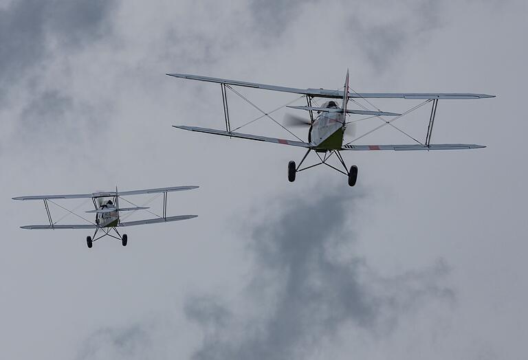 Zwei 'Stampes' im Formationsflug unter Regenwolken am späten Samstagnachmittag.