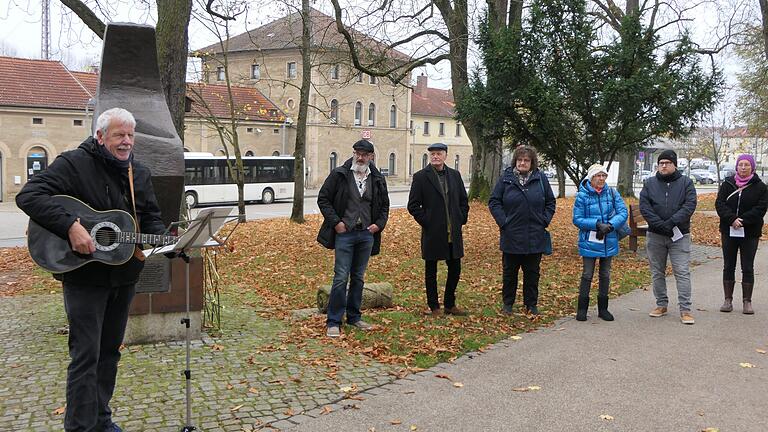 Am Mahnmal in der Promenade begann der Rundgang durch Haßfurt am Gedenktag zur Pogromnacht. Am Mahnmal in der Promenade begann der Rundgang durch Haßfurt am Gedenktag zur Pogromnacht.