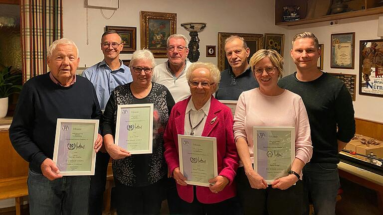 Auf dem Foto Herbert Endres (50 J.), Thomas Albert (25 J.), Erika Heller (50 J.), Walter Weißenseel (25 J.), Betty Schneider (50 J.), Detlef Lenhart (25 J.), Ingrid Krapf (25 J.) und 1. Vors. Martin Schmitt. Es fehlen Imelda Hellert (50 J.), Theo Hellert (50 J.) und Monika Voll (25 J.).