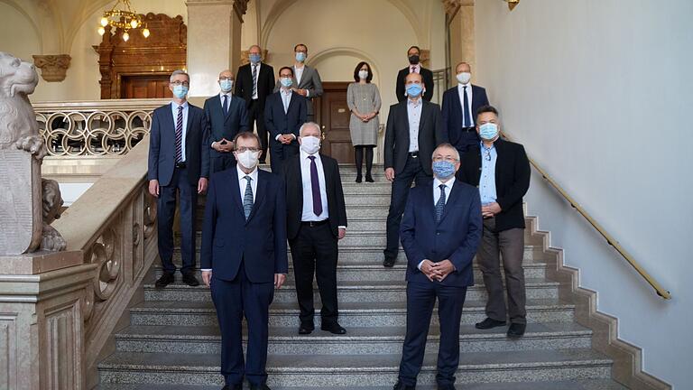 Das Foto zeigt die Teilnehmer des ersten Treffens des interdisziplinären Projekts im Oberlandesgericht Bamberg. In der ersten Reihe sind der Präsident der Universität Würzburg Prof. Dr. Alfred Forchel (links) und der Präsident des Oberlandesgerichts Bamberg Lothar Schmitt.