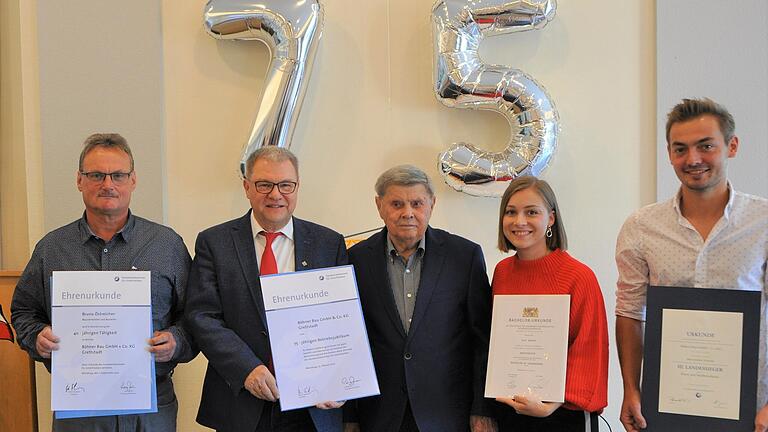 Ehrungen im Mehrfachpack: Karl Böhner und sein Vater Rudolf erhielten die Urkunde der Handwerkskammer Unterfranken zum 75-jährigen Firmenjubiläum. Maurermeister und Bauleiter Bruno Östreicher (links) wurde für seine 40-jährige Betriebszugehörigkeit geehrt. Julia Böhner erhielt die Bachelorurkunde zum erfolgreichen Architekturstudium und Maximilian Schmitt (rechts) die Auszeichnung als Kammersieger und dritter Landessieger der Beton- und Stahlbetonbauer.