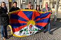 Mit der Tibet-Flagge vor dem Rathaus: (von links) Christina Stula, Bernhard Jilke, Karl Weißenberger, Nina Köberich und Stefan Paulus.