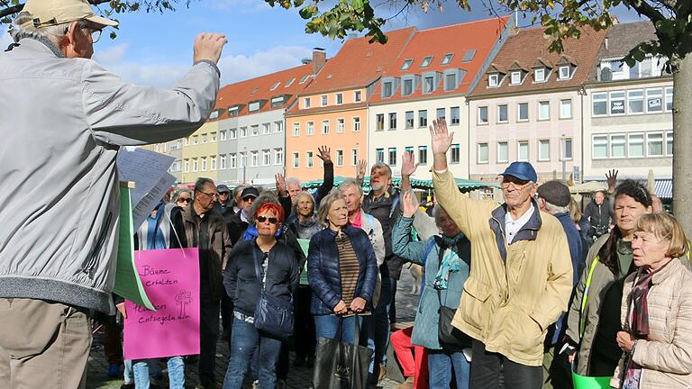 Zu einer Kundgebung trafen sich Gegner einer geplanten Bebauung am Gottesberg. Wolfgang Rebstöck (links) ist Sprecher der Bürgerinitiative Gottesberg.