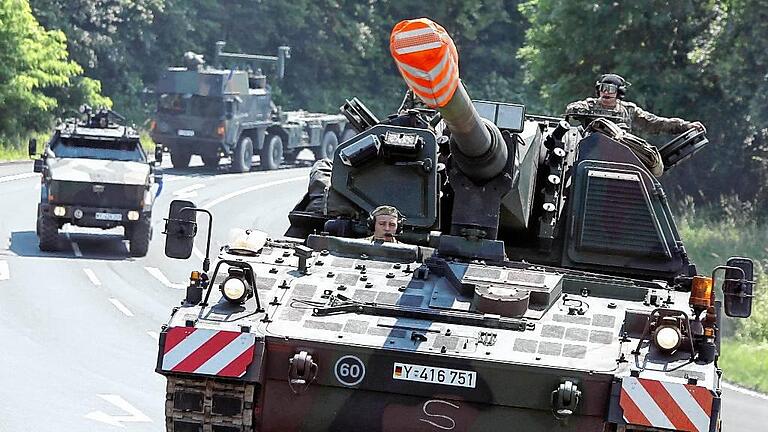 Eigentlich sollen sie erst am &bdquo;Tag der Bundeswehr&ldquo; am Samstag ins Auge des Betrachters fallen, doch auf ihrem Weg von Zell nach Veitshöchheim, vom Entladebahnhof in die Balthasar-Neumann-Kaserne, sorgte ein Konvoi von Panzern bereits für jede Menge Hingucker.