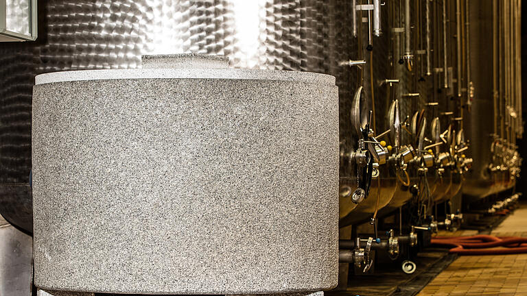 Die unterschiedlichen Ausbaumathoden beim Wein: Granit- oder Edelstahltanks, in welchem Behältnis gärt der junge Wein zu besonderer Qualität?
