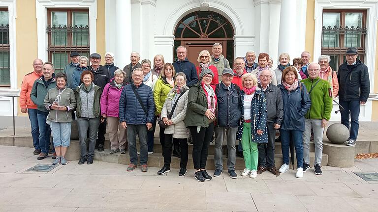 Reisegruppe vor dem Landtag von Sachsen-Anhalt in Magdeburg.