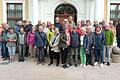Reisegruppe vor dem Landtag von Sachsen-Anhalt in Magdeburg.