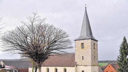 Zerstört: Der Turm der Zeubelrieder Kirche war gesprengt worden, um den amerikanischen Geschützen kein Ziel zu bieten. 1946 wurde er wieder aufgebaut. Zerstört: Der Turm der Zeubelrieder Kirche war gesprengt worden, um den amerikanischen Geschützen kein Ziel zu bieten. 1946 wurde er wieder aufgebaut.