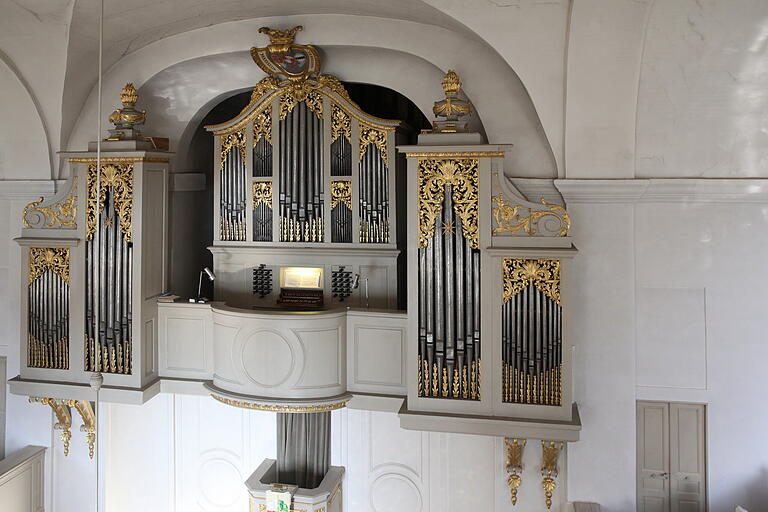 In der Schlosskirche in Lahm im Itzgrund restaurierte Orgelbaumeister Hoffmann 1983 das barocke Instrument des Orgelbauers Heinrich Gottlieb Herbst. In der Schlosskirche in Lahm im Itzgrund restaurierte Orgelbaumeister Hoffmann 1983 das barocke Instrument des Orgelbauers Heinrich Gottlieb Herbst.