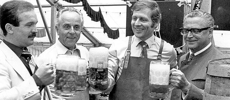 Bieranstich zum Schweinfurter Volksfest 1980 mit Oberbürgermeister Kurt Petzold (3. von links), links daneben Volksfest-Organisator Walter Sieber, rechts Brauhaus Chef Sepp Enthammer. Bieranstich zum Schweinfurter Volksfest 1980 mit Oberbürgermeister Kurt Petzold (3. von links), links daneben Volksfest-Organisator Walter Sieber, rechts Brauhaus Chef Sepp Enthammer. 