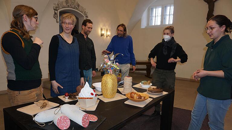 Das Rhöner Künstlerkolletiv hat in Bischofsheim einen Kunst-Genuss, ein Büfett voll künstlerischer Leckereien aufgebaut. Die Ausstellung ist bis auf Weiteres im Foyer des Bischofsheimer Rathauses zu besichtigen. Das Bild zeigt (von links): Maria Boldt, Claudia Fink, Elisa Frisch, Horst Rüggeberg, Johanna Barth und Johanna Helle. Das Rhöner Künstlerkolletiv hat in Bischofsheim einen Kunst-Genuss, ein Büfett voll künstlerischer Leckereien aufgebaut. Die Ausstellung ist bis auf Weiteres im Foyer des Bischofsheimer Rathauses zu besichtigen. Das Bild zeigt (von links): Maria Boldt, Claudia Fink, Elisa Frisch, Horst Rüggeberg, Johanna Barth und Johanna Helle.