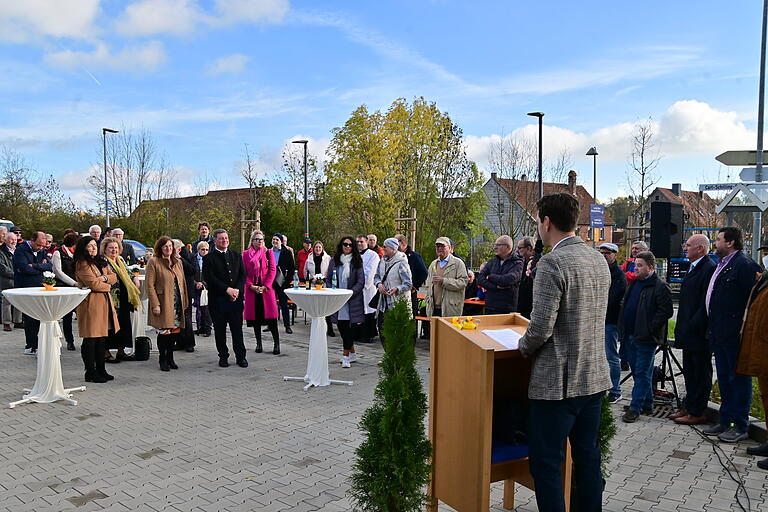 Bürgermeister Björn Jungbauer (am Pult) konnte zur Einweihung des Pendlerparkplatzes in Kirchheim die Bevölkerung, aber auch hohen Besuch begrüßen. Verkehrsminister Christian Bernreiter (im Jancker in der Mitte) war gekommen, um das hoch geförderte Werk selbst zu begutachten. Bürgermeister Björn Jungbauer (am Pult) konnte zur Einweihung des Pendlerparkplatzes in Kirchheim die Bevölkerung, aber auch hohen Besuch begrüßen. Verkehrsminister Christian Bernreiter (im Jancker in der Mitte) war gekommen, um das hoch geförderte Werk selbst zu begutachten.
