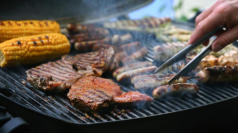 Beim Grillen auf dem Hofheimer Marktplatz kann am Samstag das erste Angrillen in diesem Jahr beginnen. (Symbolbild)