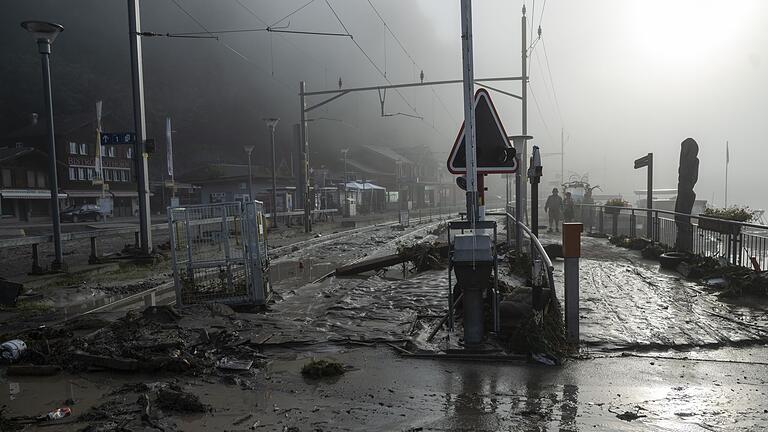 Unwetter im Berner Oberland - Trümmer und Schlamm am Bahnhof von Brienz. Auch die Gleise wurden durch das Unwetter beschädigt. Unwetter im Berner Oberland - Trümmer und Schlamm am Bahnhof von Brienz. Auch die Gleise wurden durch das Unwetter beschädigt.