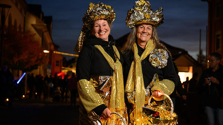 Feuershows, Aktionen und Lichter: Die besten Bilder von der Erlebnisnacht in Mellrichstadt       -  Feuershows, Aktionen und Lichter: Zahlreiche Menschen besuchen am Samstag (26.10.24) die Erlebnisnacht in Mellrichstadt. Die Erlebnisnacht ist eines der beliebtesten Feste in der Region. Gefeiert wird in der ganzen Innenstadt.