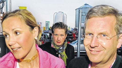 Am 27. September 2008: Der damalige niedersächsische Ministerpräsident Christian Wulff, seine Frau Bettina und Filmunternehmer David Groenewold (Mitte) kommen ins Käfer-Festzelt auf dem Oktoberfest.