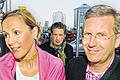 Am 27. September 2008: Der damalige niedersächsische Ministerpräsident Christian Wulff, seine Frau Bettina und Filmunternehmer David Groenewold (Mitte) kommen ins Käfer-Festzelt auf dem Oktoberfest.