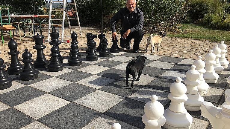 Hans-Joachim Hofstetter in seinem Garten in Garitz. Der Augenarzt und Stadtrat tritt bei der Landtagswahl für die FDP als Direktkandidat an.