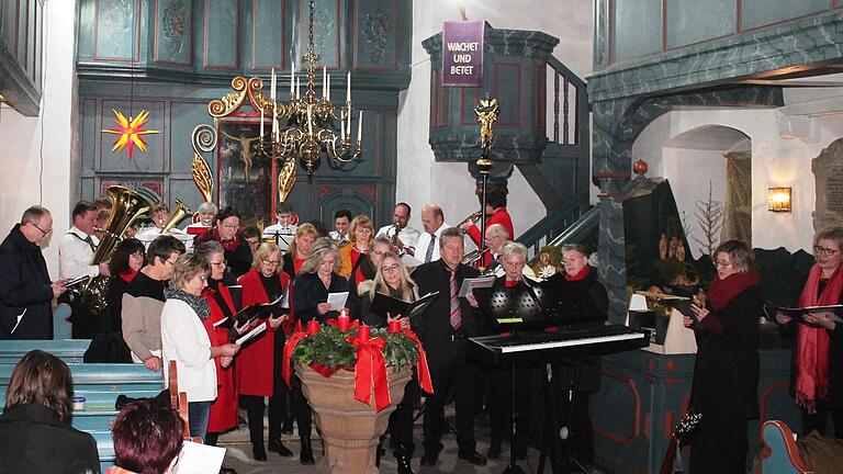 Alljährlich versammeln sich die Akteure am Ende des Adventskonzerts im Altarraum, um gemeinsam mit der Zuhörerschaft das Schlusslied zu singen. Alljährlich versammeln sich die Akteure am Ende des Adventskonzerts im Altarraum, um gemeinsam mit der Zuhörerschaft das Schlusslied zu singen.