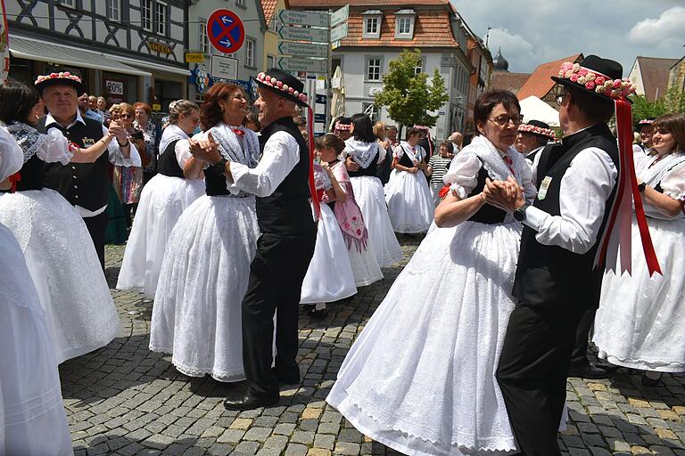 Die Trachtengruppe aus Sanktmartin tanzte auf dem Marktplatz.