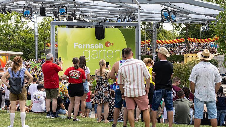 308458373.jpeg       -  Ein Schlager-Star widmete ihren Auftritt im 'ZDF-Fernsehgarten' seiner toten Oma.