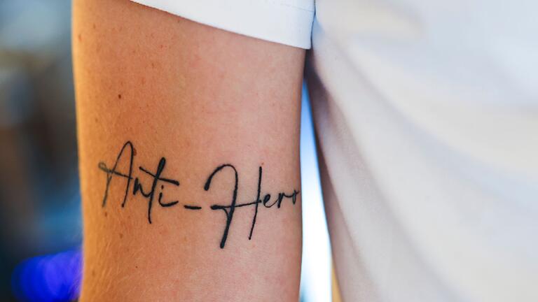 Erstes Deutschland-Konzert der Sängerin Taylor Swift       -  Einen Songtitel, dessen Bedeutung er sehr mag, hat sich Gerrit Kludt als Tattoo stechen lassen. (Archivbild)