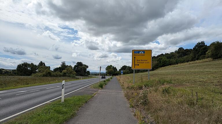 So könnte der Radweg an der B 286 einmal aussehen, wie hier im Bild an der St2292 bei Bad Neustadt. - So könnte der Radweg an der B 286 einmal aussehen, wie hier im Bild an der St2292 bei Bad Neustadt. So könnte der Radweg an der B 286 einmal aussehen, wie hier im Bild an der St2292 bei Bad Neustadt. - So könnte der Radweg an der B 286 einmal aussehen, wie hier im Bild an der St2292 bei Bad Neustadt.