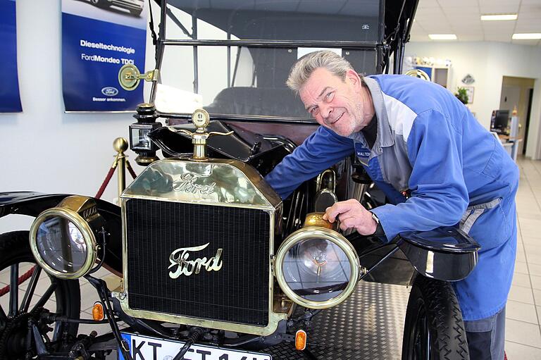 Als Walter Backs Großvater 1914 den heutigen Kfz-Meisterbetrieb in Stadtschwarzach gründete, wurde dieses Ford Modell T gebaut. Der angehende Rentner liebt Oldtimer genauso wie moderne Sportflitzer. Als Walter Backs Großvater 1914 den heutigen Kfz-Meisterbetrieb in Stadtschwarzach gründete, wurde dieses Ford Modell T gebaut. Der angehende Rentner liebt Oldtimer genauso wie moderne Sportflitzer.
