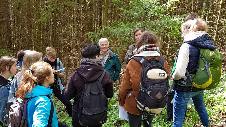 Als spannende Aktion erwies sich die Frauenschuh-Kartierung für die Studierenden der Münnerstädter Fachakademie für Sozialpädagogik mit Joachim Urban (Mitte) Reiner Trompler (leicht verdeckt) am Kreuzberg.